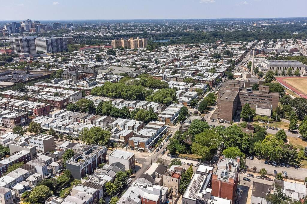 شقة Trendy Fairmount Gem-5 Star Location, Roof Deck, Parking, Gr8 For Families فيلادلفيا المظهر الخارجي الصورة